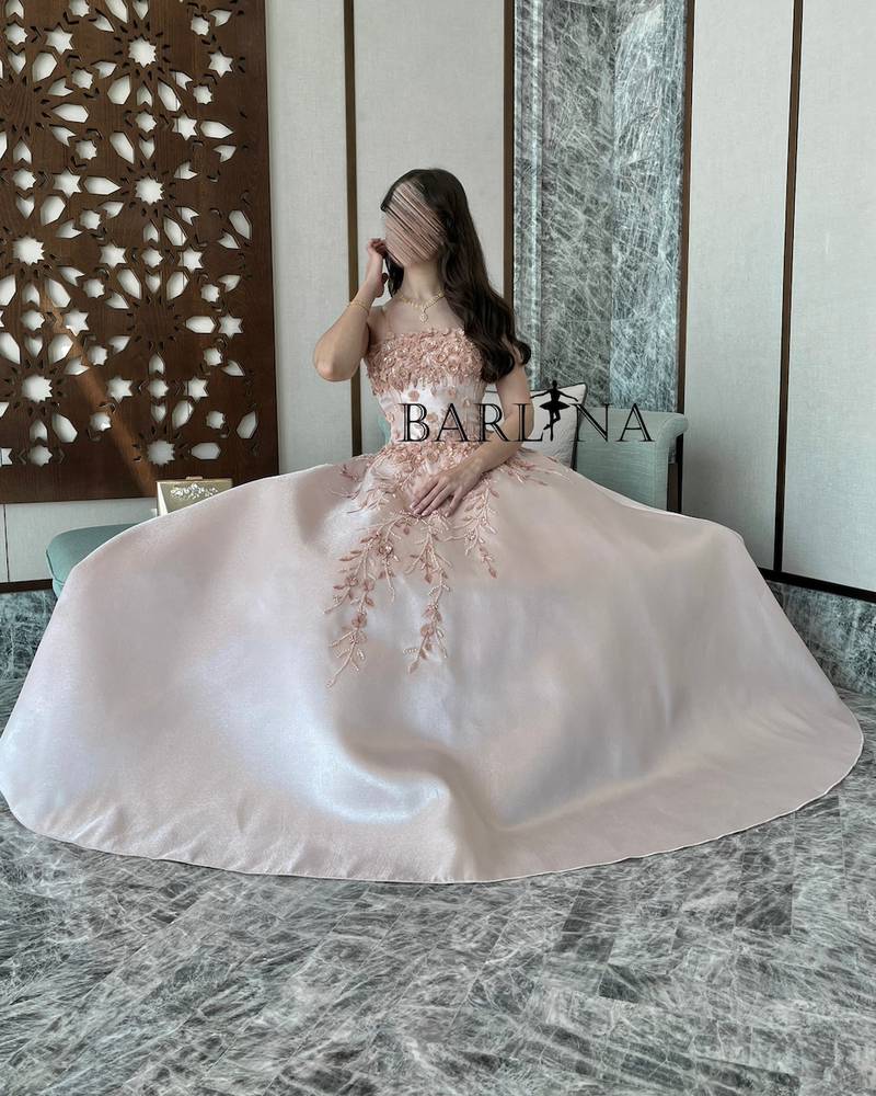 Light pink dress with open neck embroidered with roses