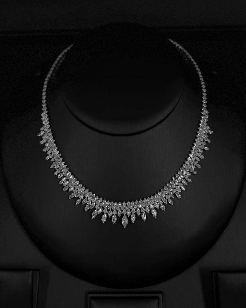 An elegant accessory set with a harmonious and recurring design.