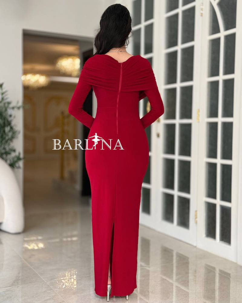 A soft red dress with a straight cut and an elegant wrap