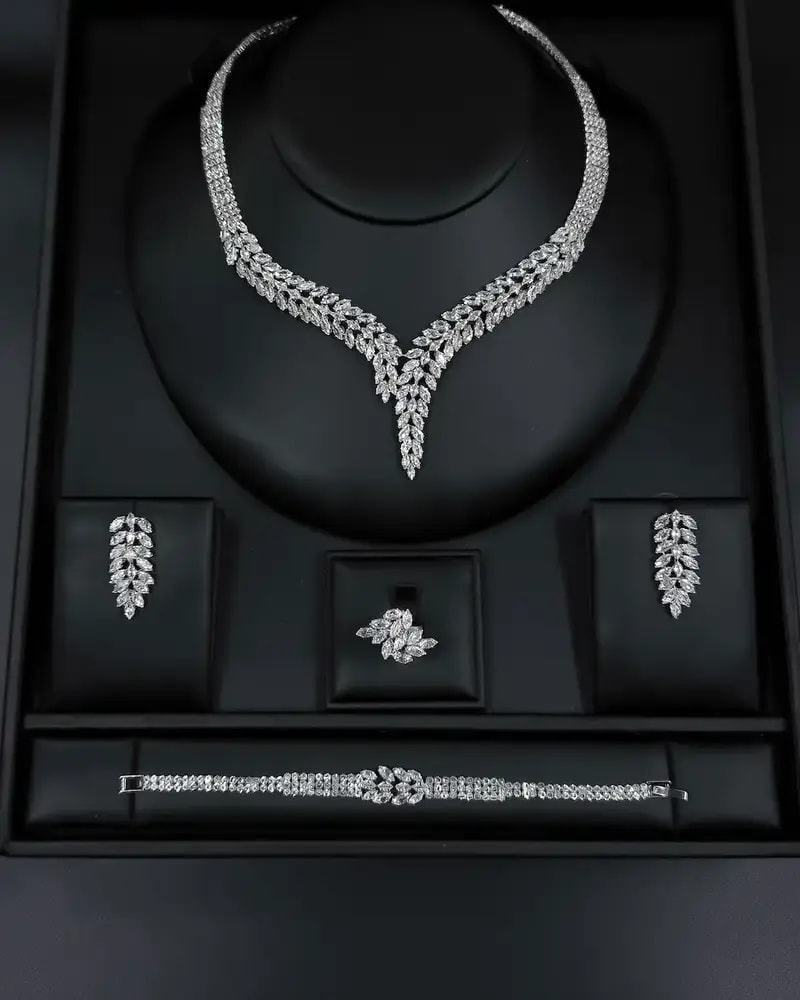 Accessory set in the shape of interlocking leaves