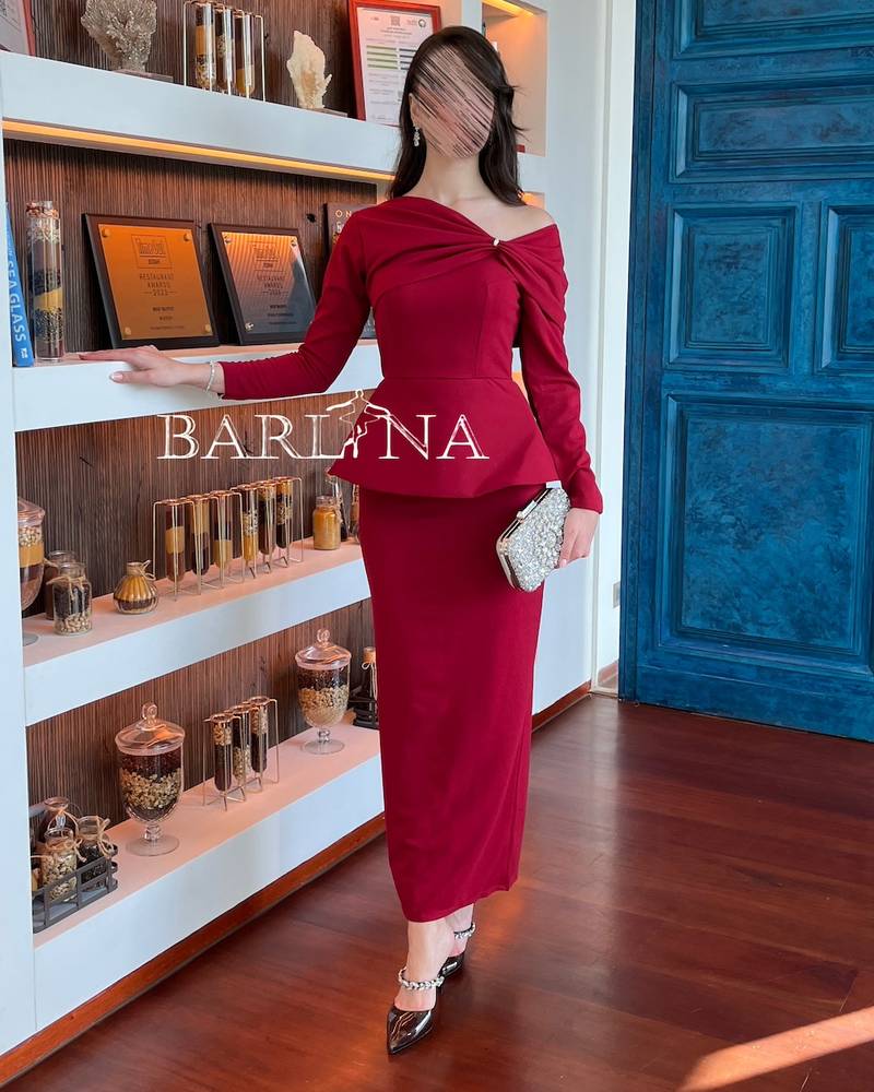 Red dress with a slim fit and one-shoulder design