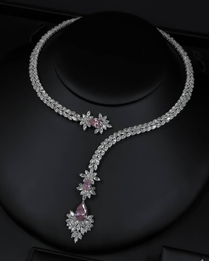 Accessory set with a pink stone in a twisted design