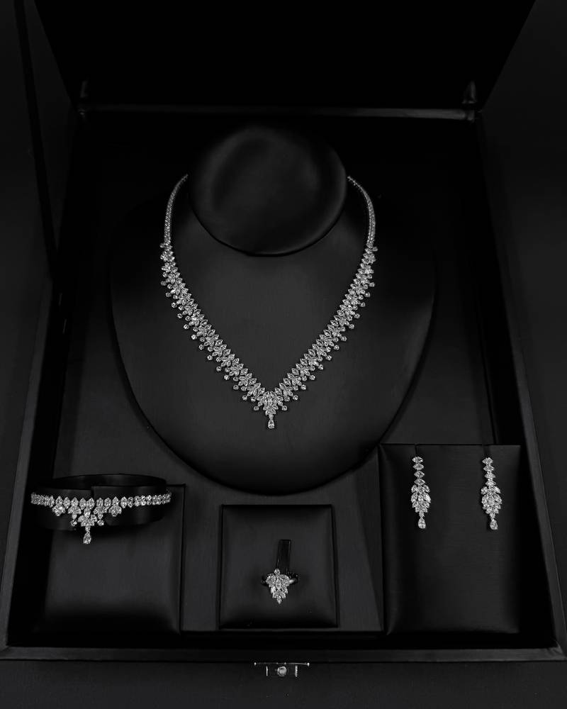 طقم إكسسوارات أنيق بتصميم متكرر ومتناغم