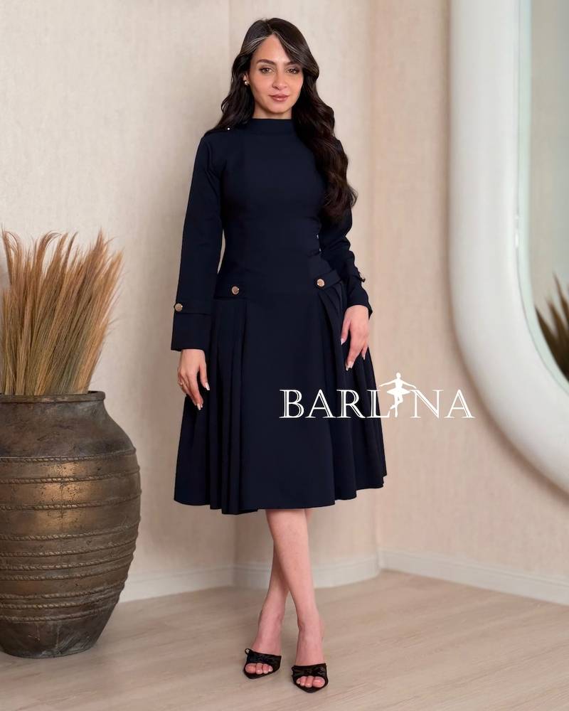 Short dress with a classic cut and side pleats