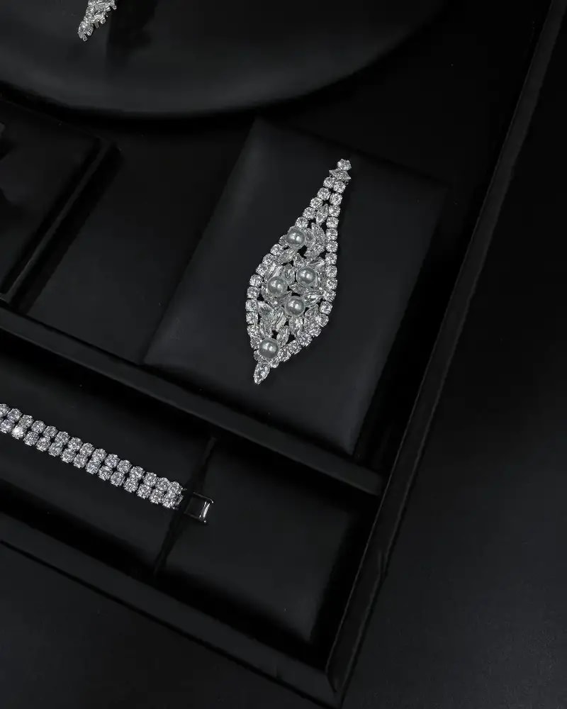 Luxury accessory set with a curved necklace