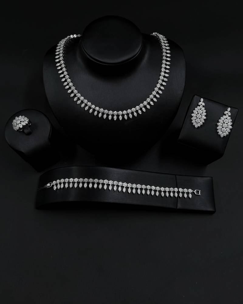 Accessory set with a delicate dangling floral design