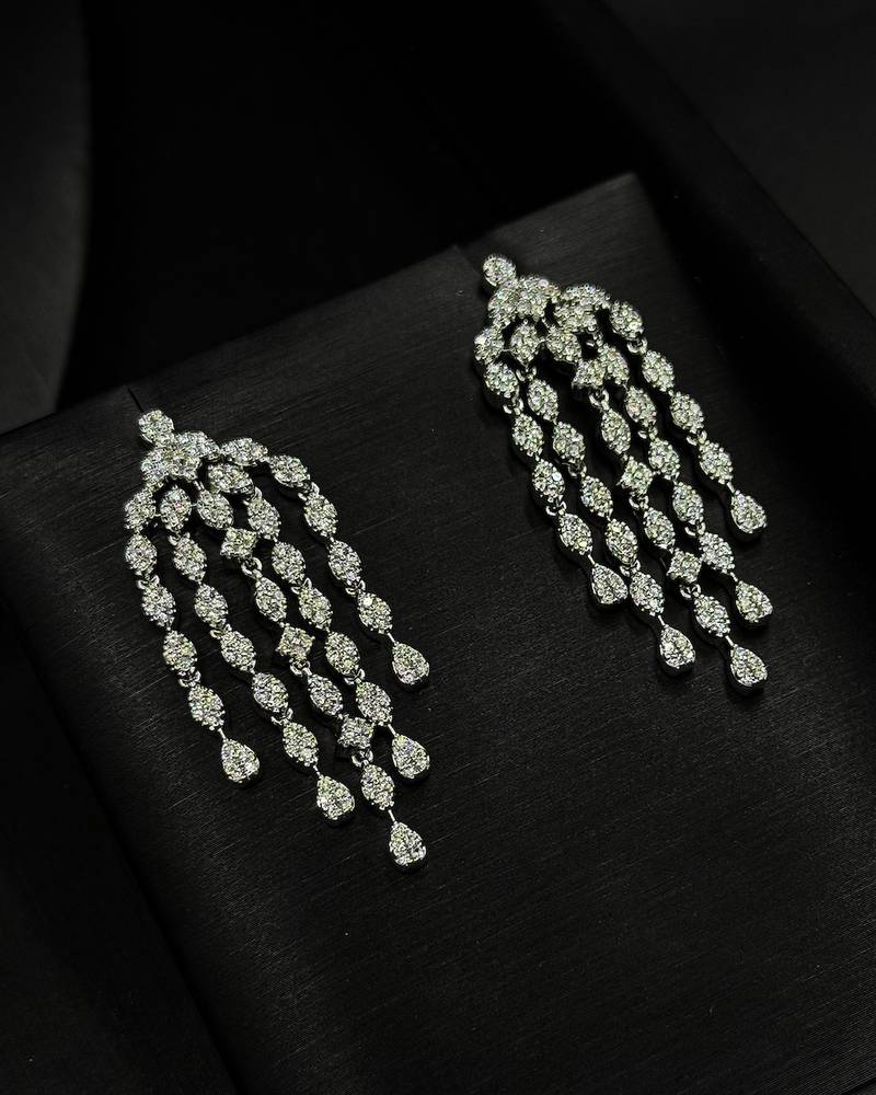 Diamond-studded accessory set with dangling stones