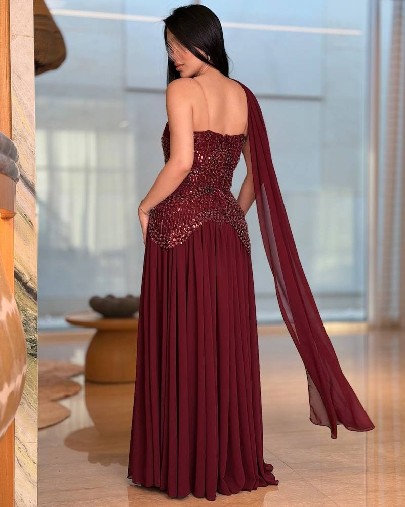 فستان سهرة عنابي بقصة كتف غير متماثلة