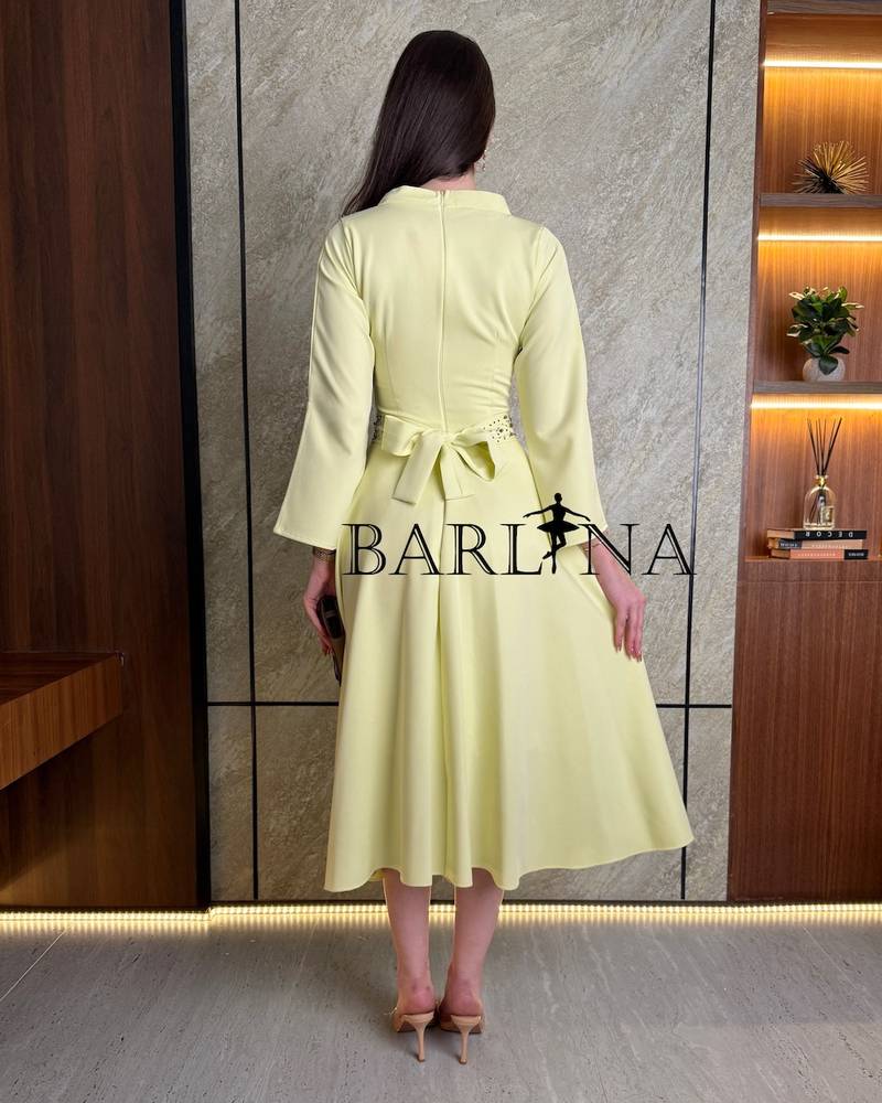 Yellow midi dress with pearls around the neck
