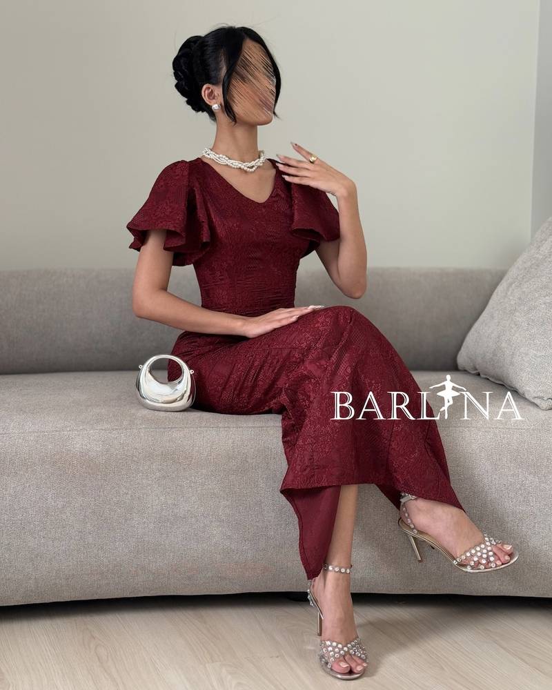Elegant straight-cut lace dress