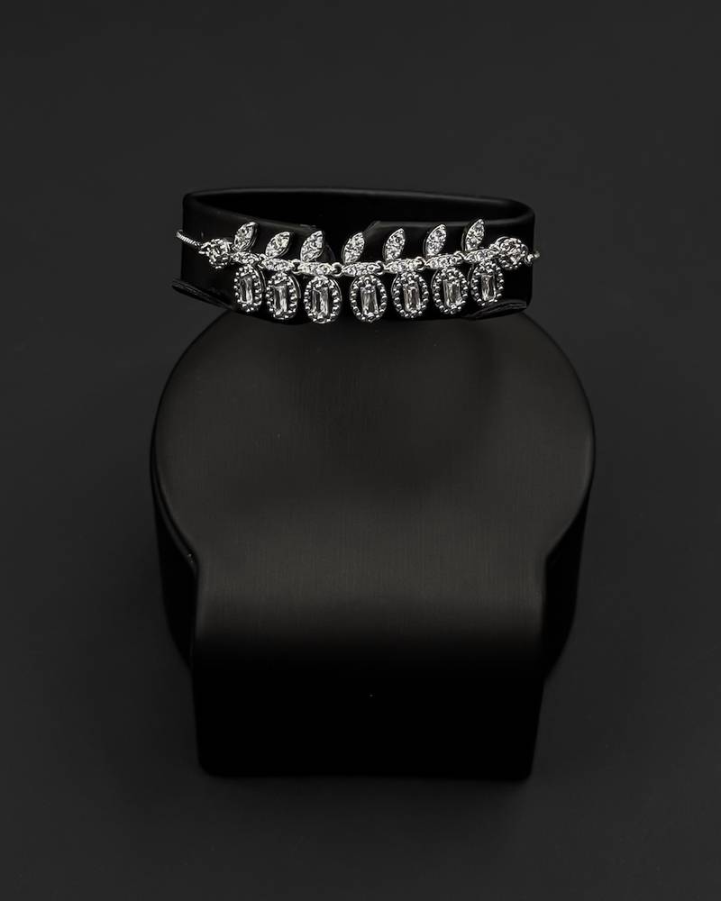 Elegant accessory set inspired by the shape of leaves