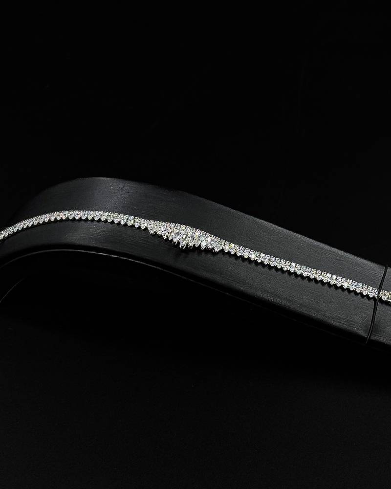Elegant accessory set with wavy edges