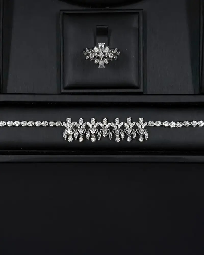 Sparkling accessory set with floral pendants