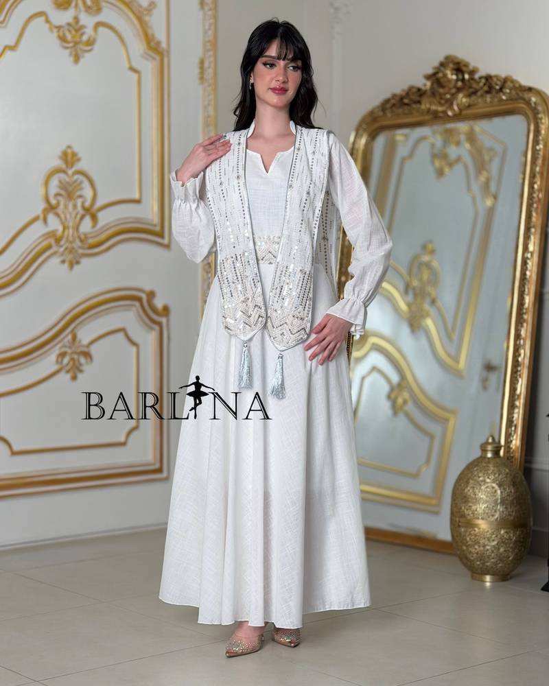 Elegant white jalabiya with an embroidered piece