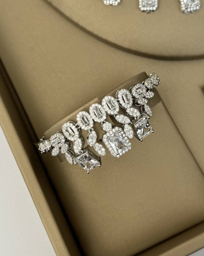 Luxurious accessory set with rectangular stones