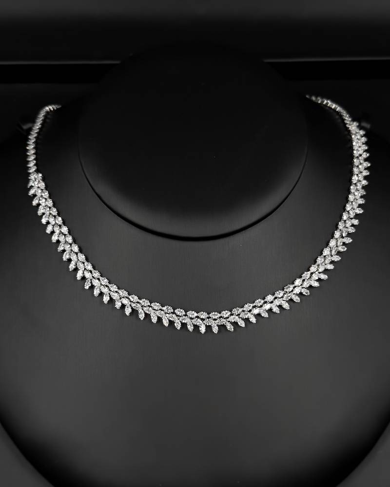 Elegant accessory set with small leaf details