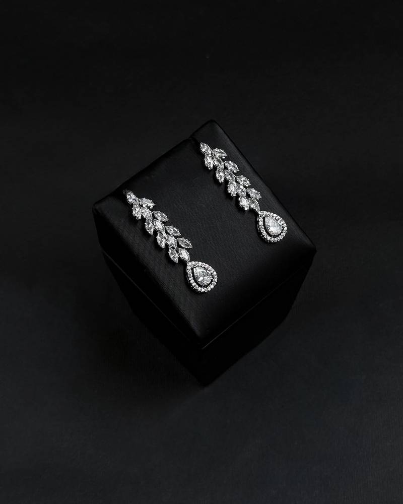 Accessory set with a central teardrop-shaped pendant