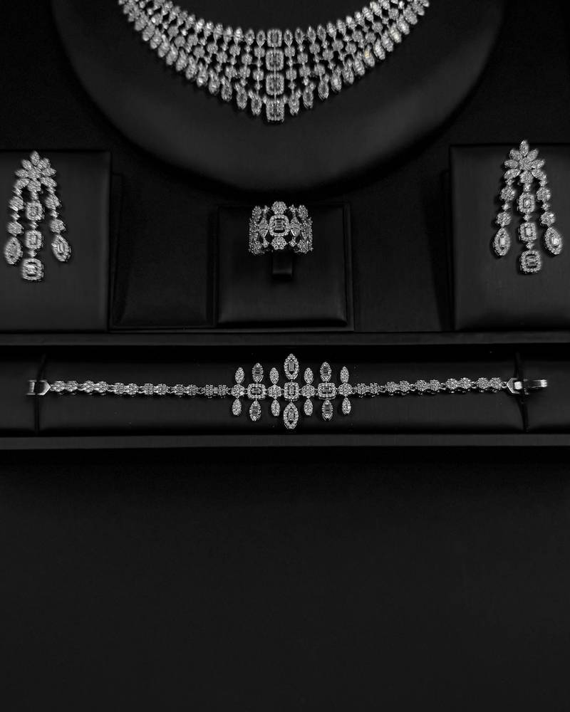 Elegant royal accessory set