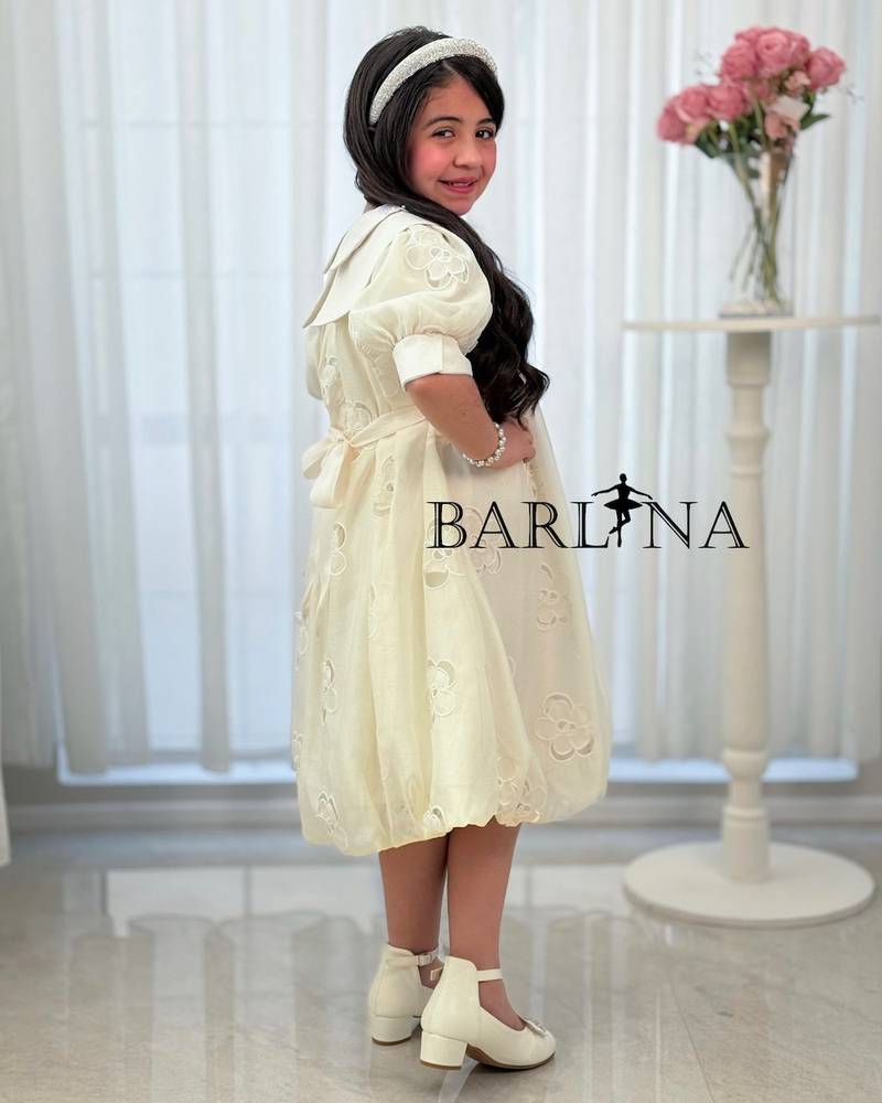 Girls' dress with medium puff sleeves