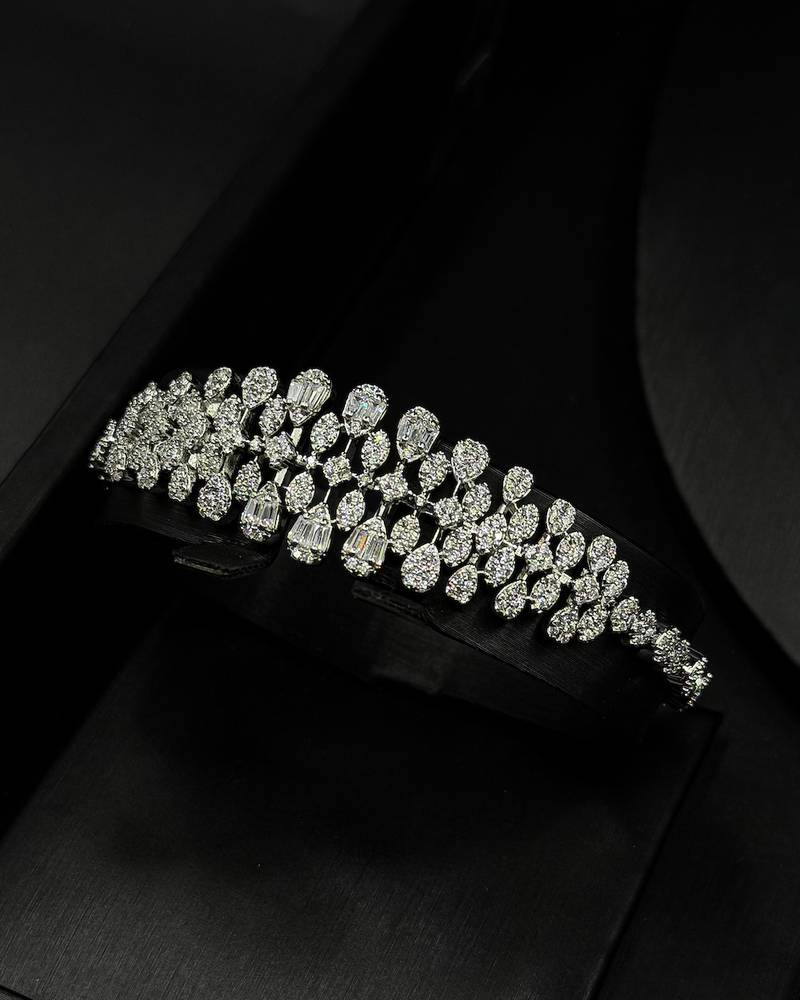 Diamond-studded accessory set with dangling stones