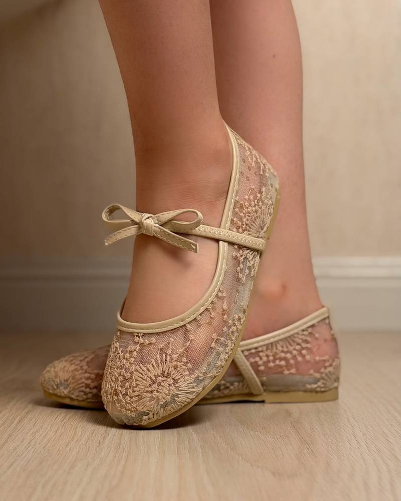 Girls' shoes with a lace design and delicate details