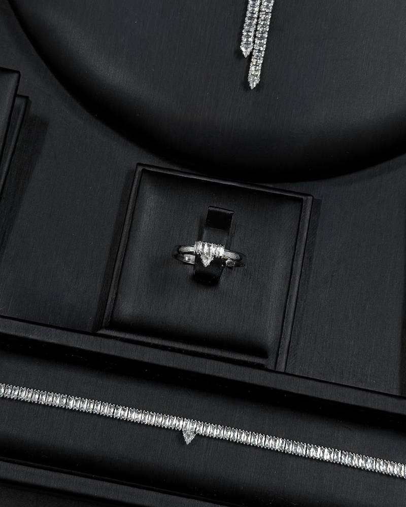 Accessory set with a straight pendant