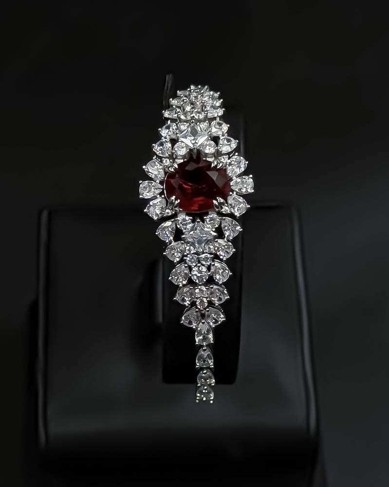 Royal accessory set with a luxurious red stone