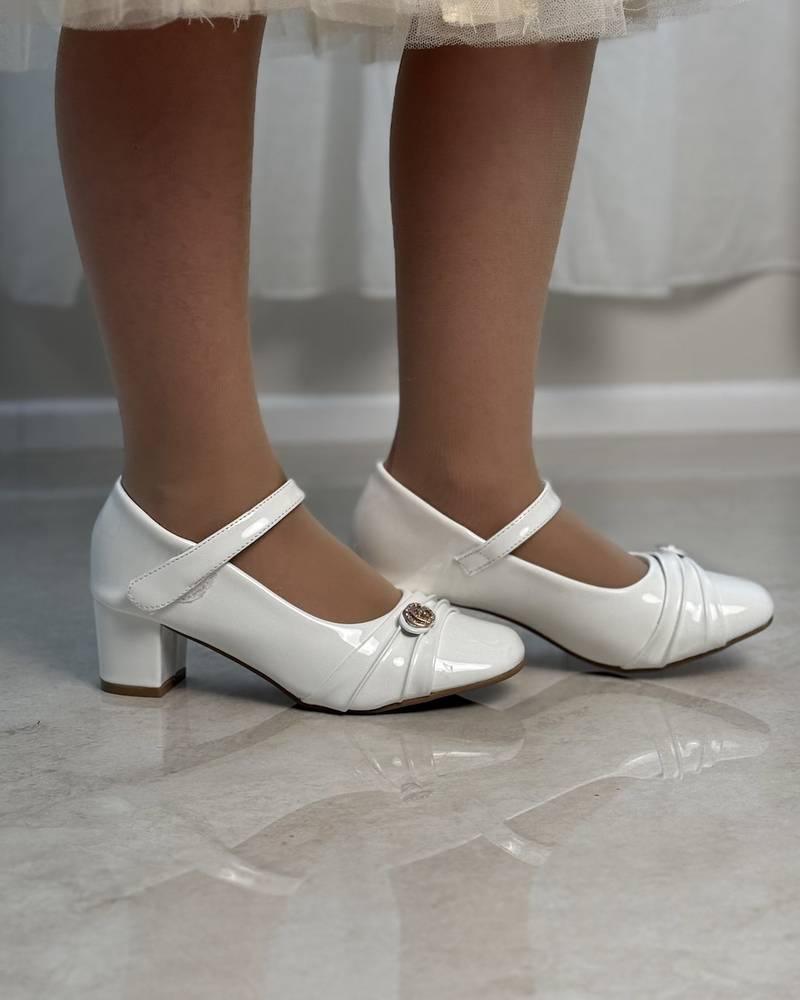 Girls' leather shoes with a medium heel