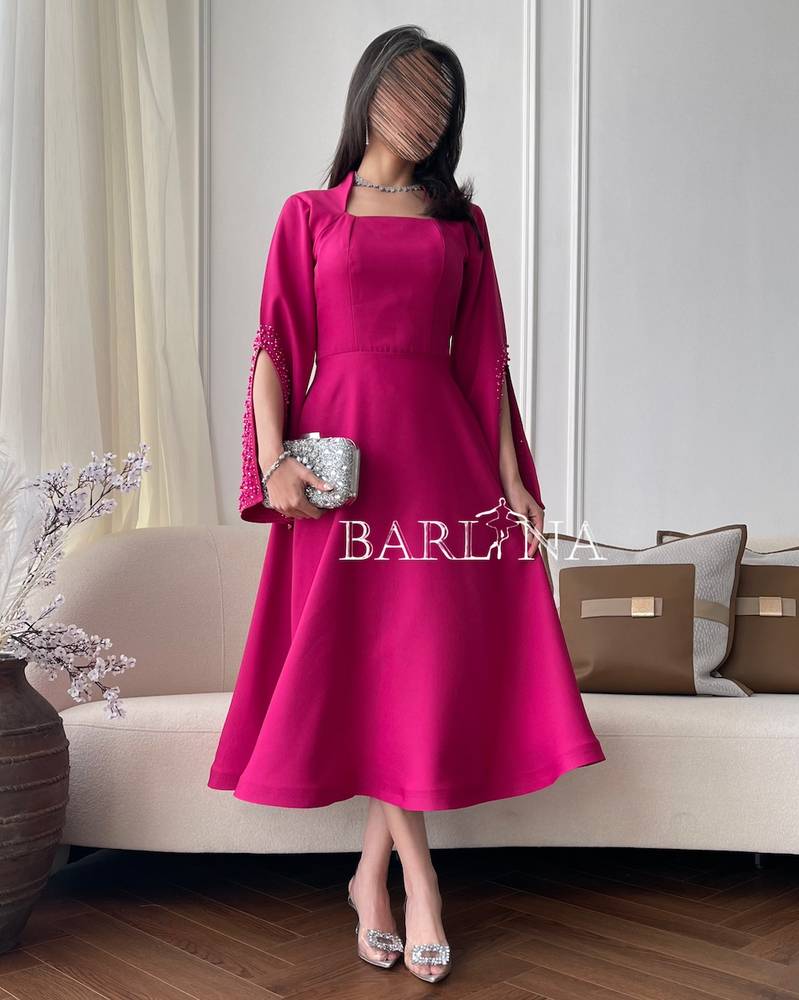 Fuchsia dress with open sleeves decorated with lobes and pearls