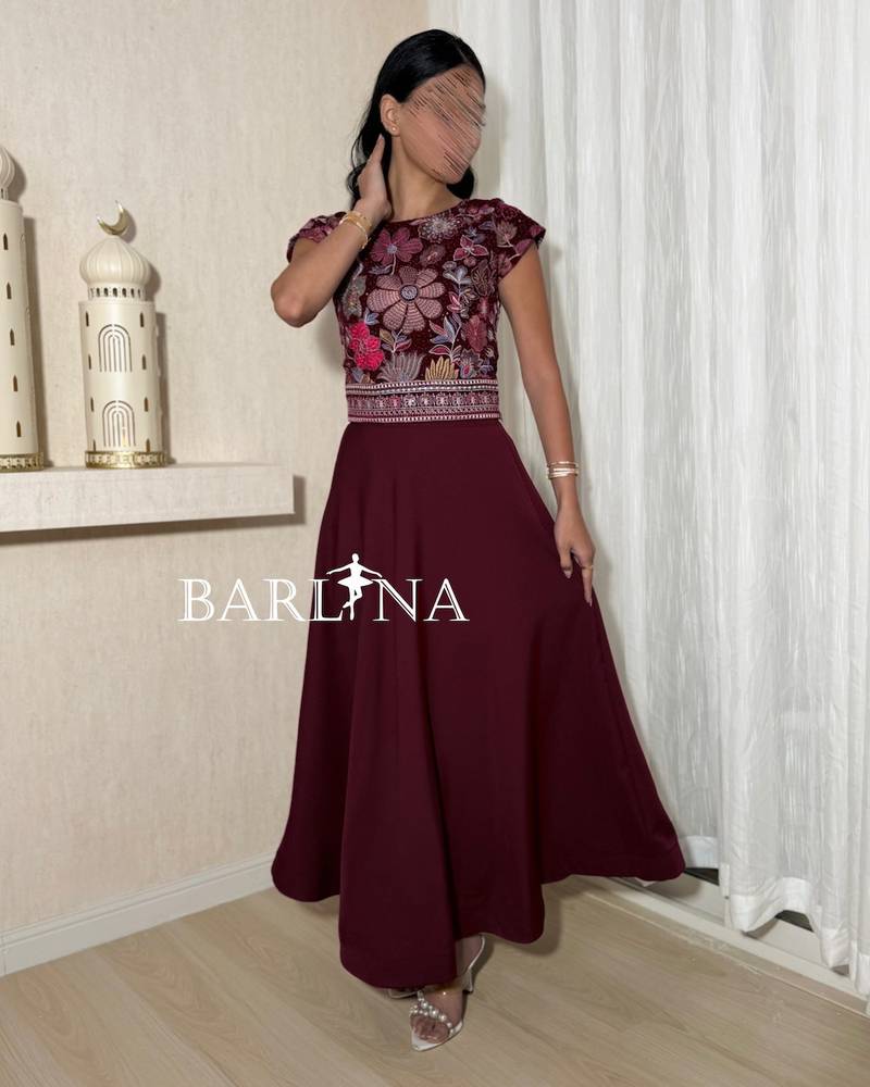 Burgundy set embroidered with a luxurious floral pattern