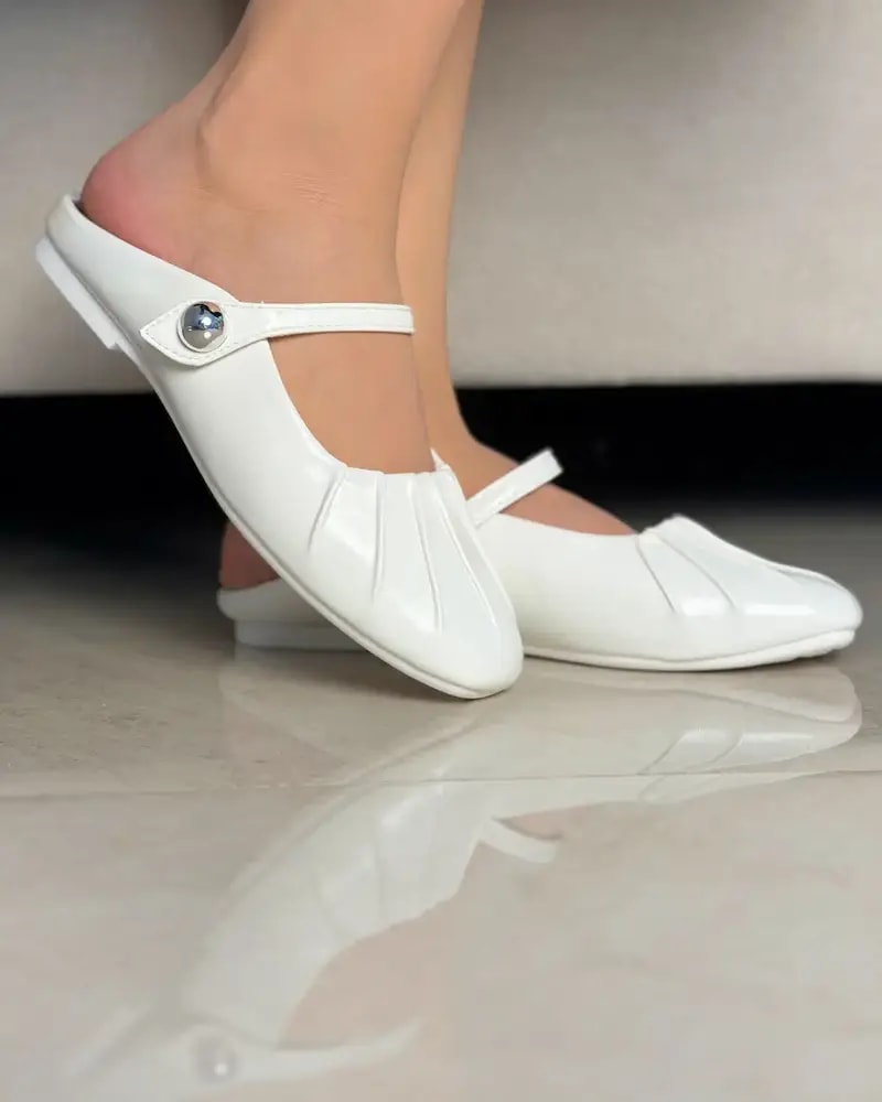 Women's closed-design sandal with simple details