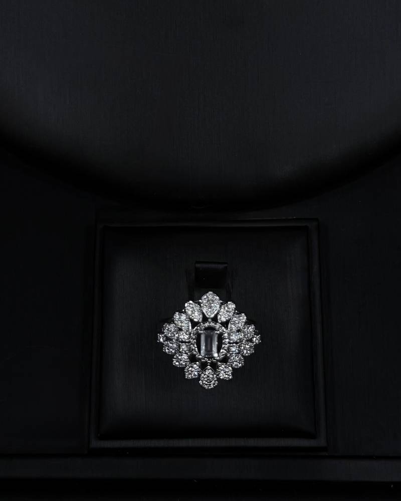 Royal accessory set studded with sparkling stones