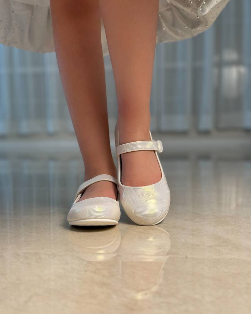 Off-white girls' shoes with a soft and elegant design