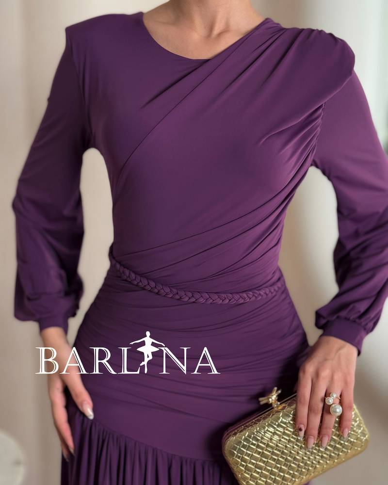 Elegant dress with long sleeves and pleated hem