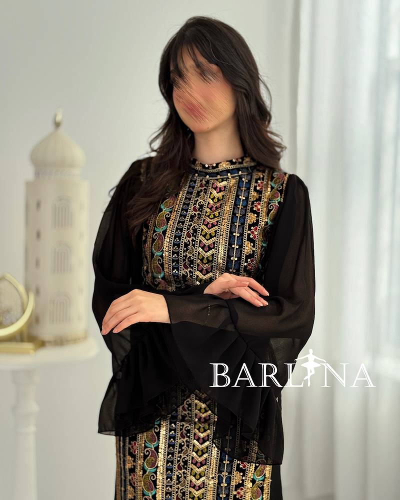 جلابية سوداء مزينة بتطريز ملون طولي