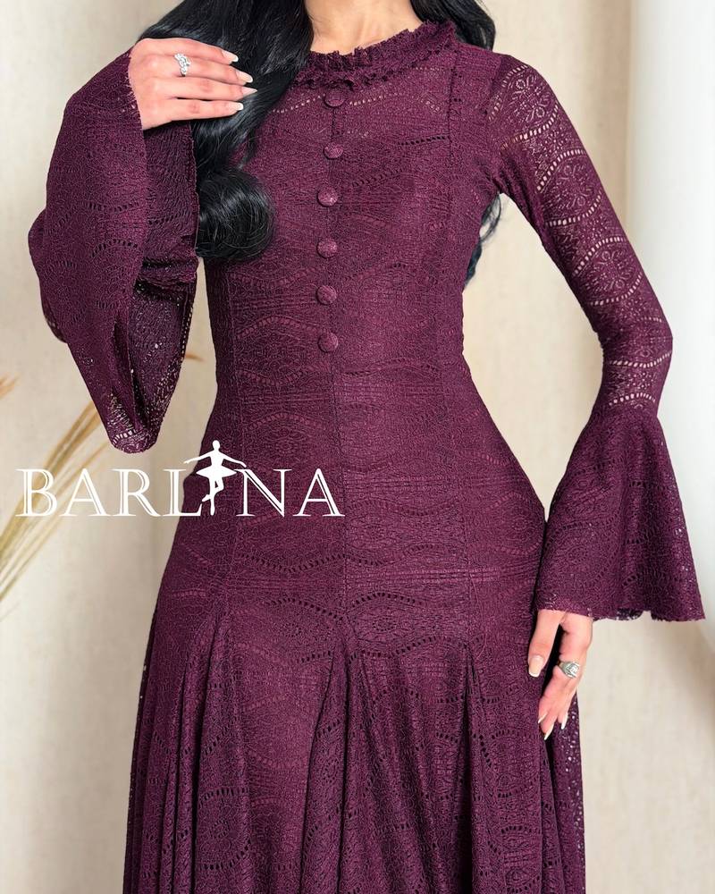 Feminine lace midi dress with a wide design