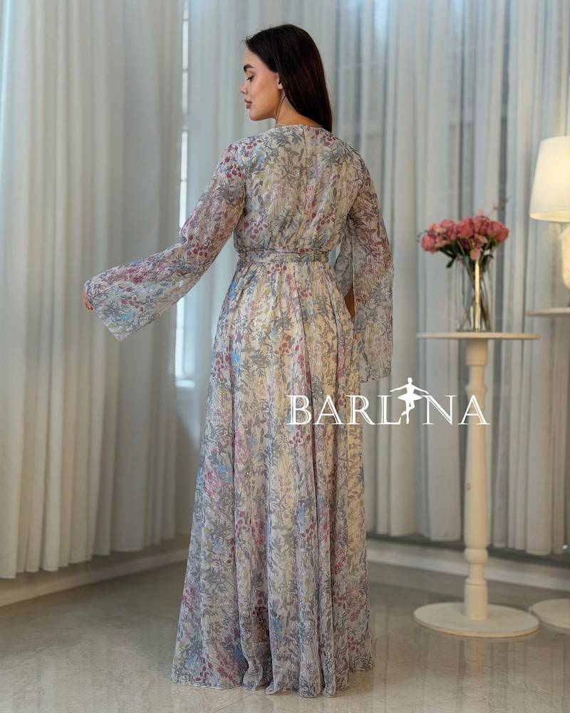 Elegant floral dress with wide sleeves