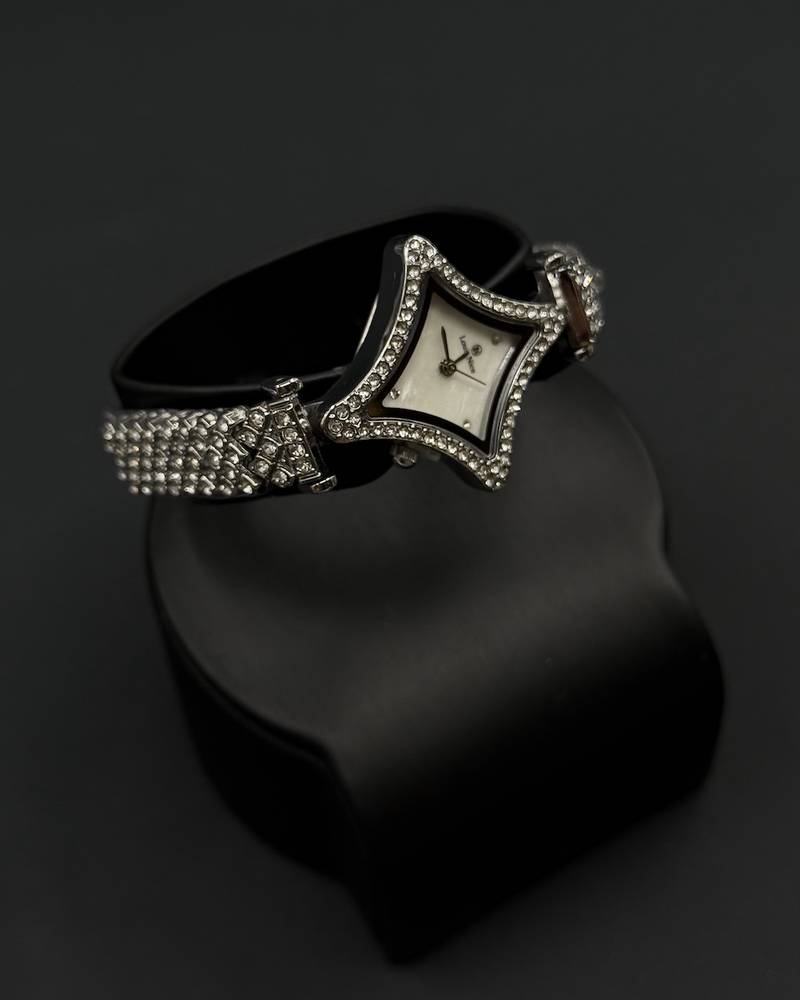 Accessory sets with branching botanical details