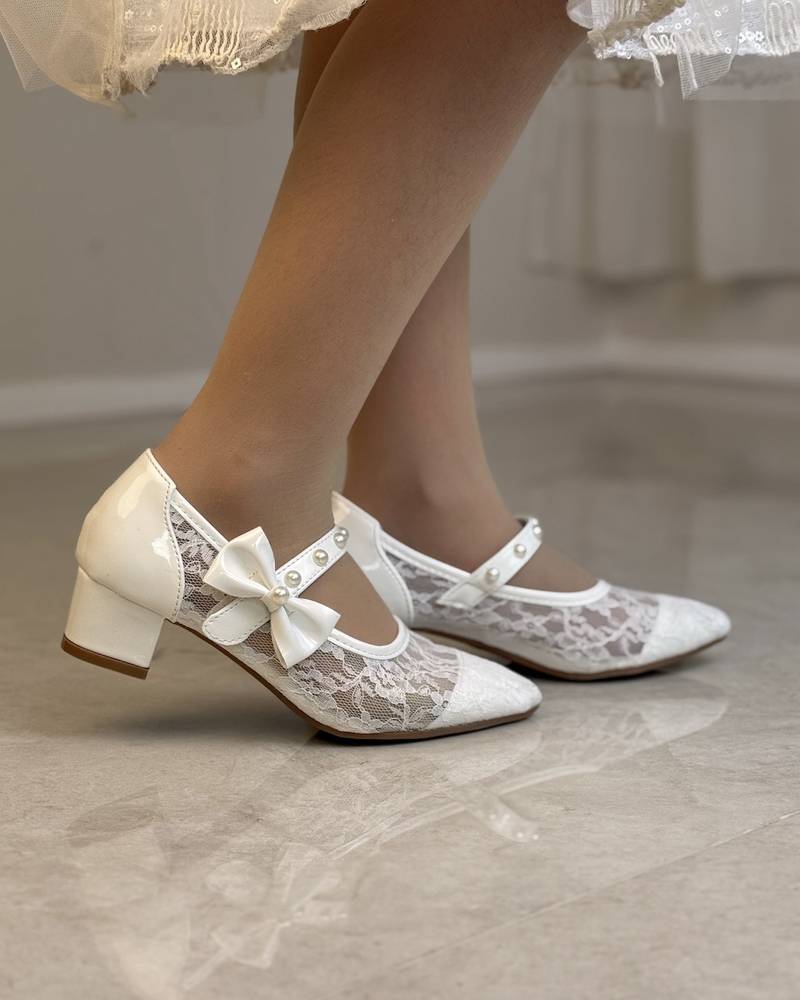 Stylish girls' lace-up shoes with a medium heel