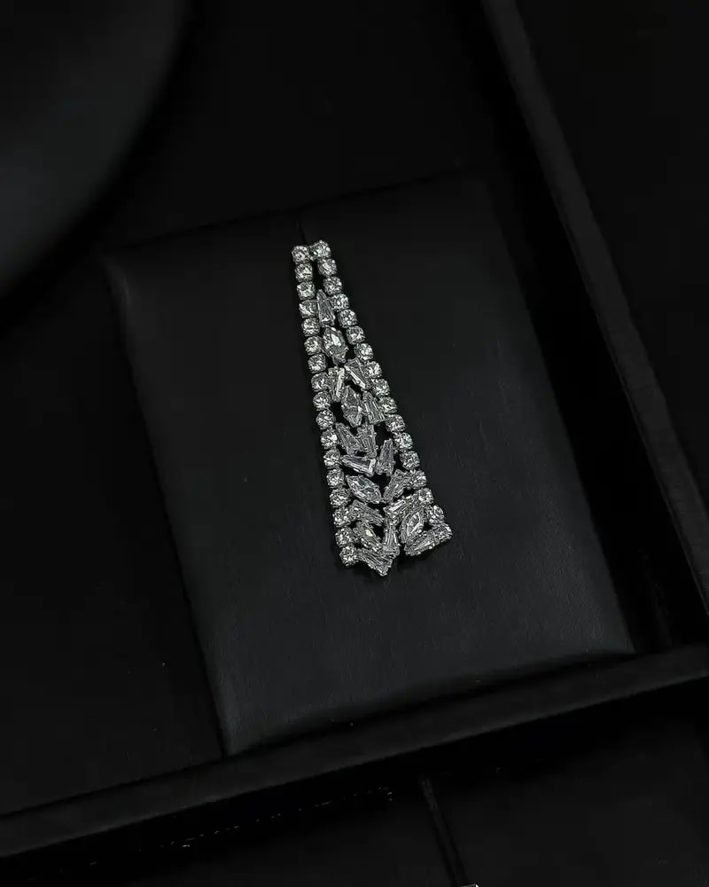 Elegant round accessory set studded with crystals
