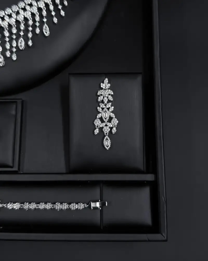 Accessory set with delicate cascading pendants