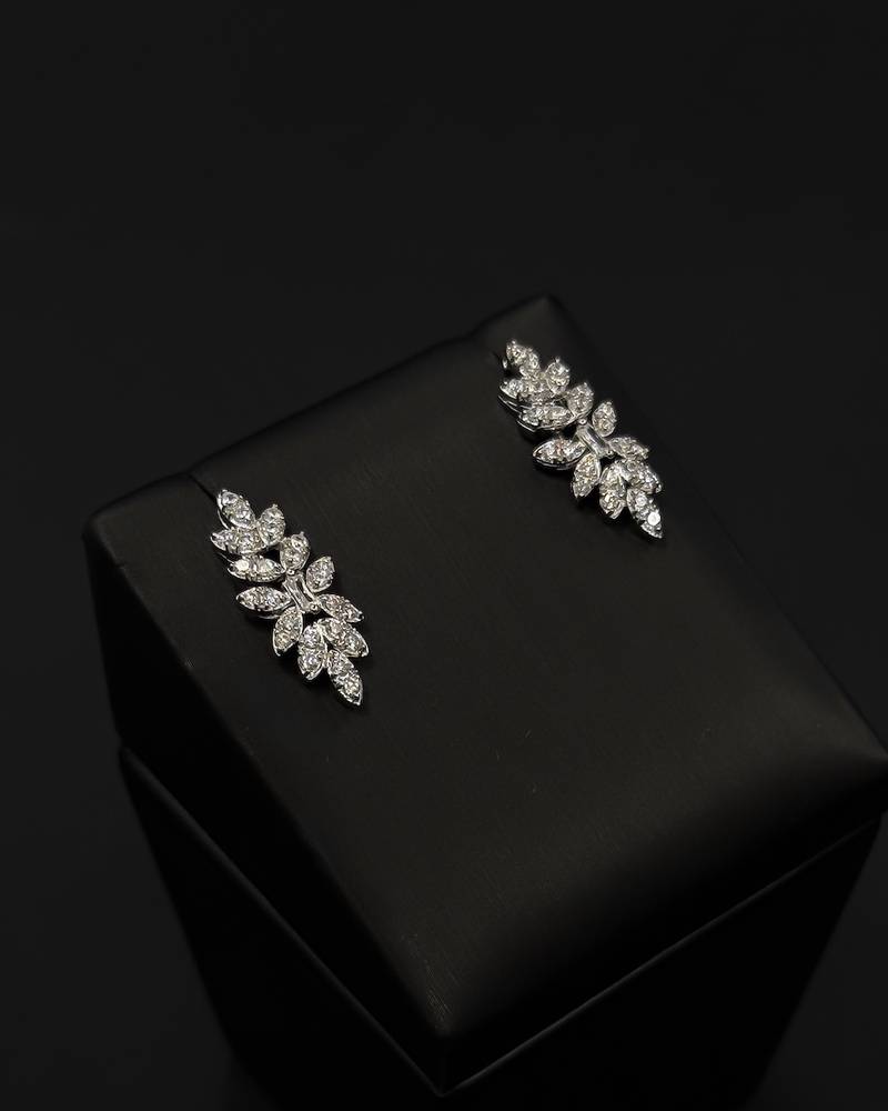 Elegant accessory set with a connected leaf design
