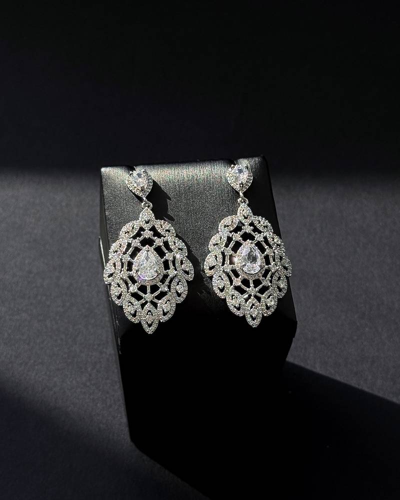Luxurious teardrop earrings with elegant geometric frame