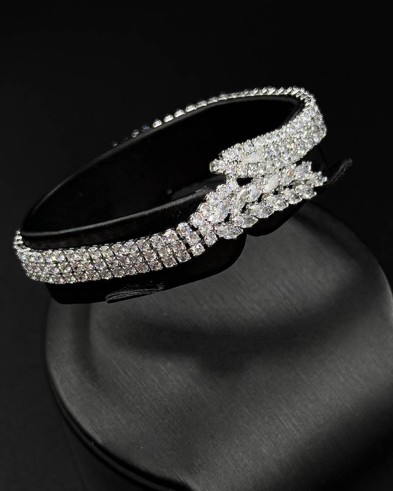 Luxurious accessory set with a curved design