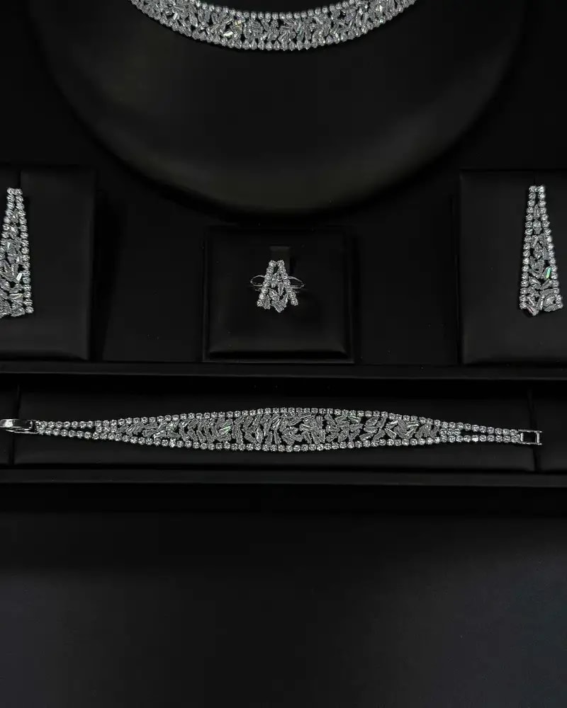 Elegant round accessory set studded with crystals