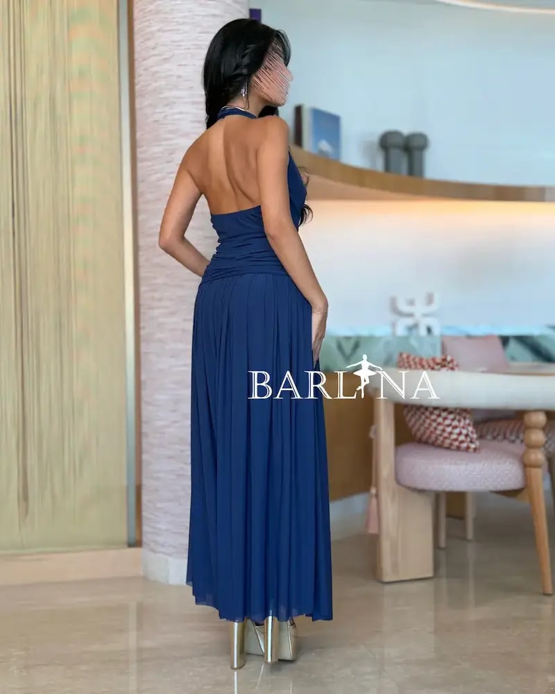 فستان كحلي أنيق بتصميم ناعم وثنيات راقية