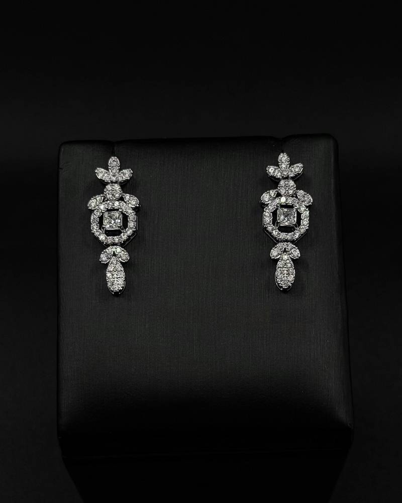 Accessory set with sparkling zircon stones precisely distributed