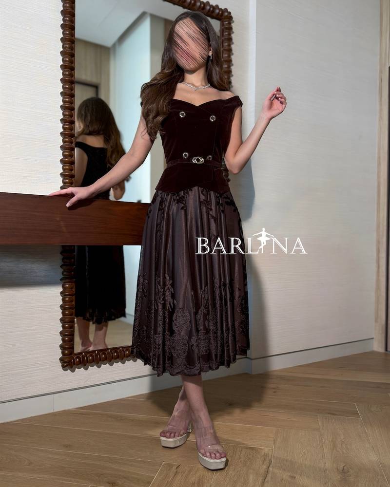 Luxurious brown dress with off-the-shoulder sleeves