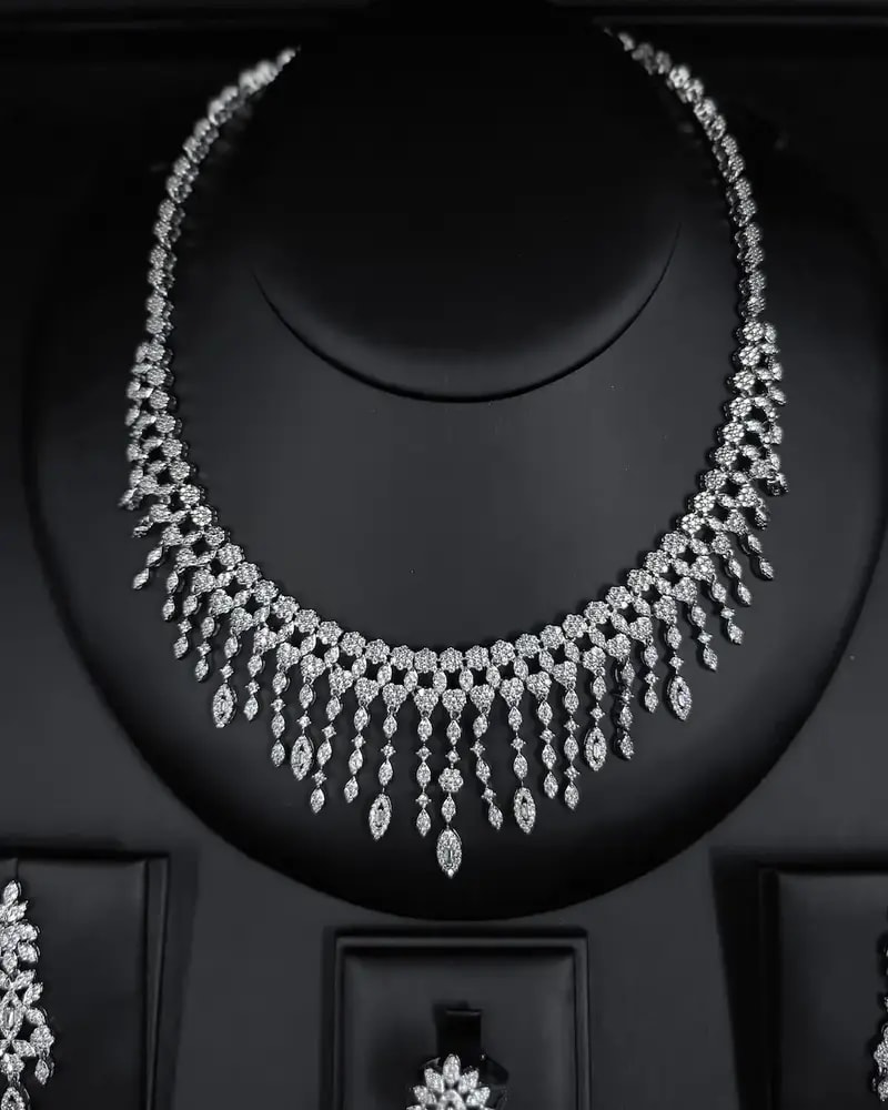 Accessory set with delicate cascading pendants