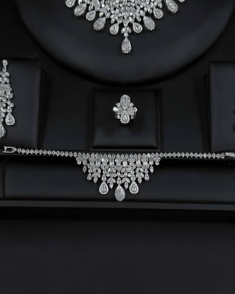 Luxurious accessory set with a royal design